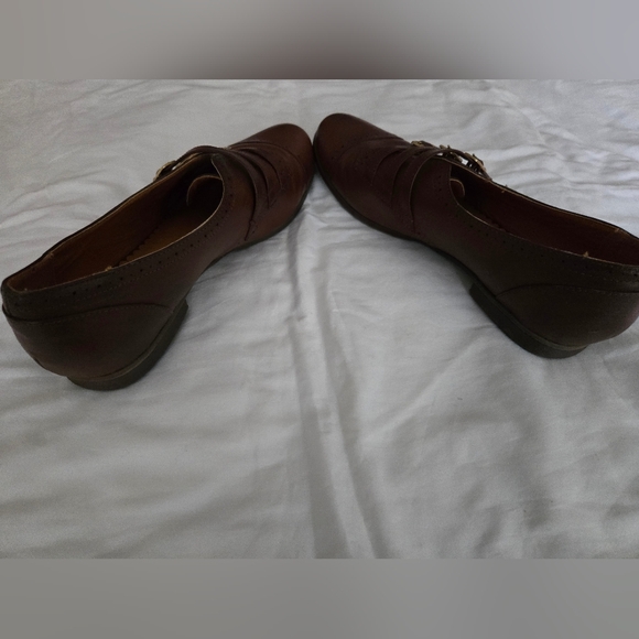 Baretraps Sz 10 Brown shoes with gold buckle detail - Picture 3 of 6
